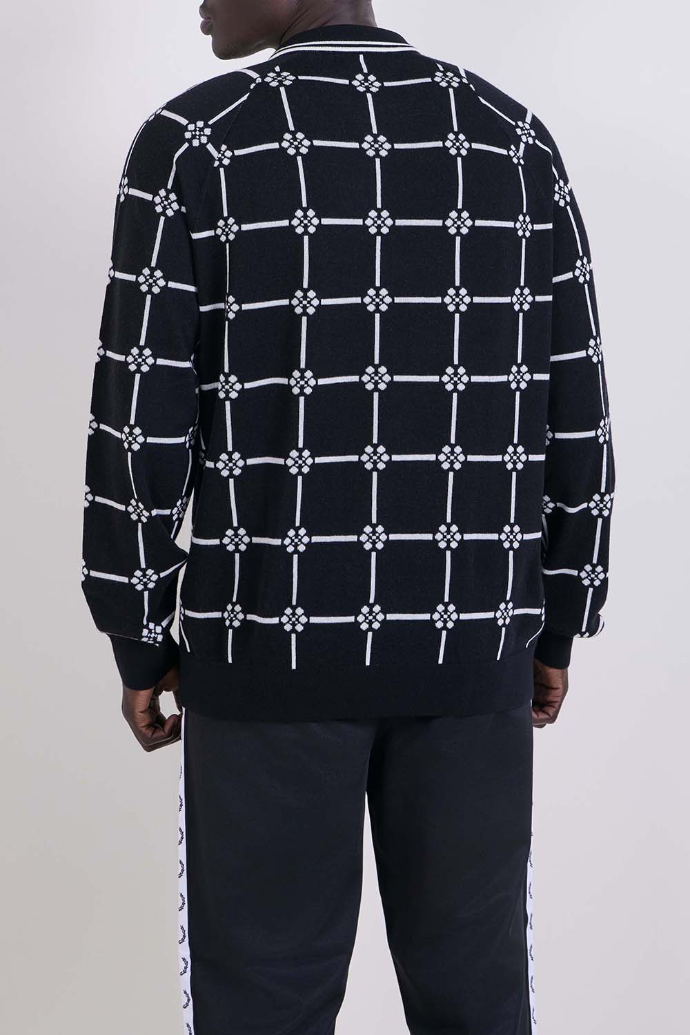 תמונת דוגמן אחורית של סוודר פולו בגזרה ישרה