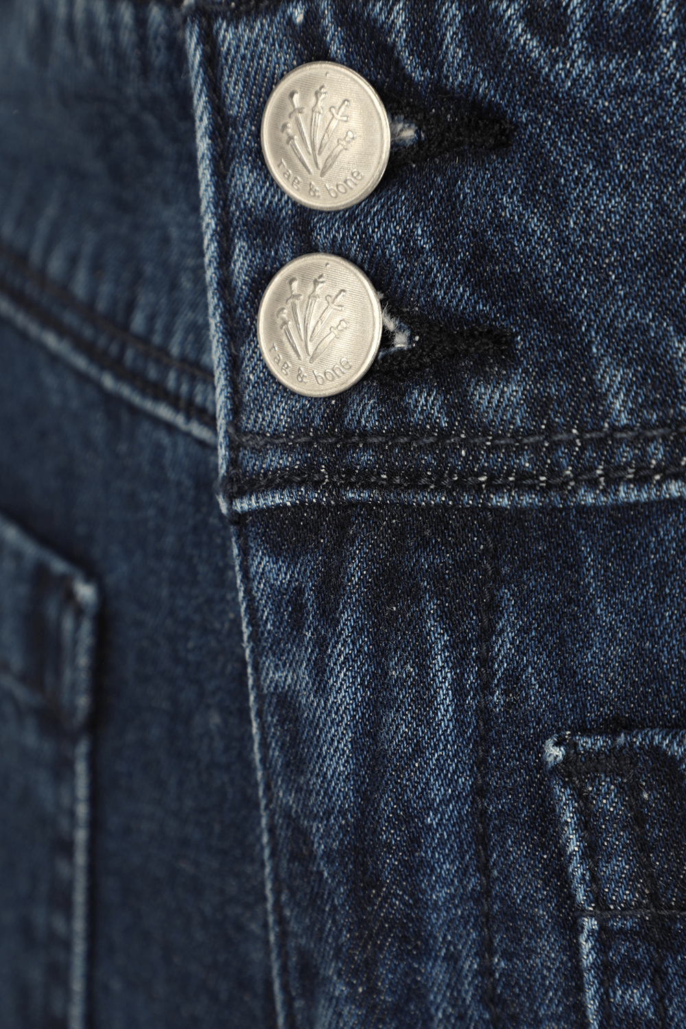 תמונת תקריב של מכנסי ג'ינס נאוול היי רייס קרופ בגזרה מתרחבת