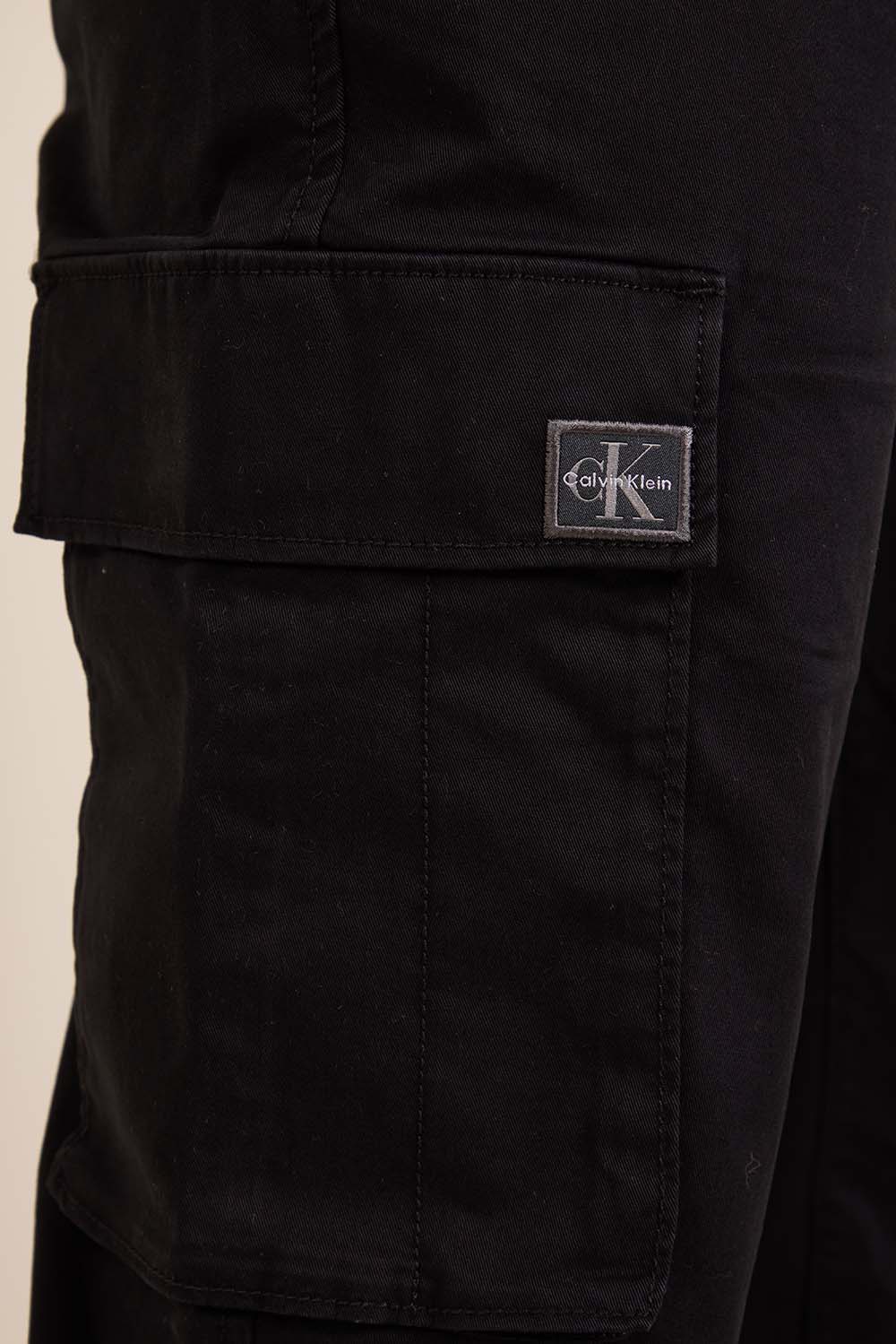 תמונת תקריב דוגמן של מכנסי קרגו