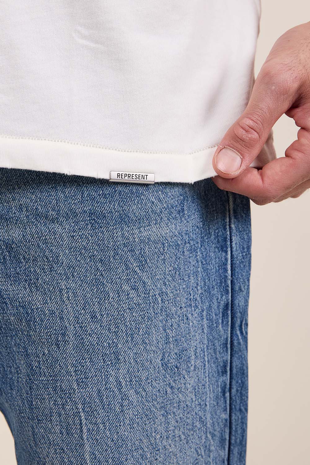 תמונת דוגמן אחורית של חולצת טי מצוירת