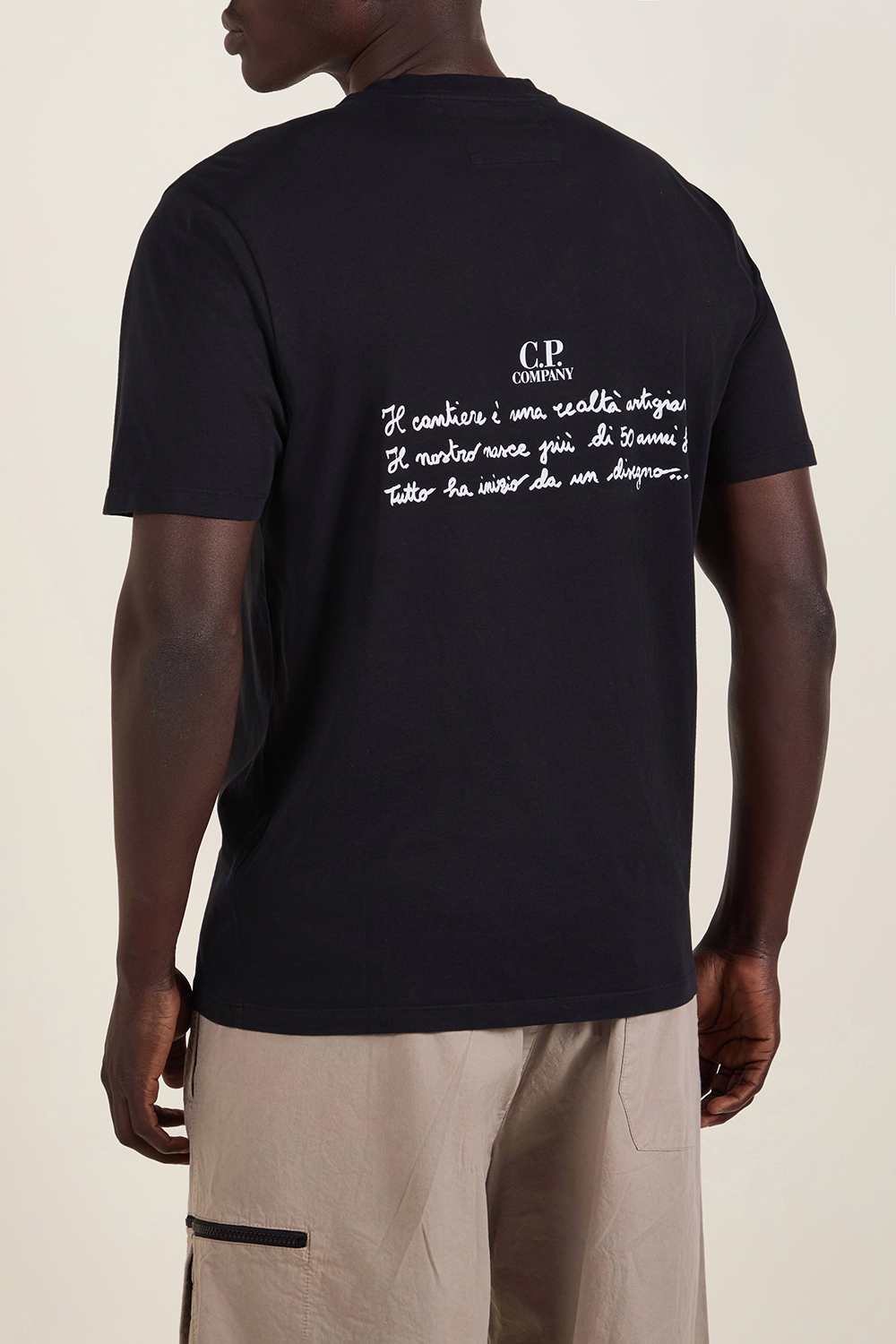 תמונת תקריב דוגמן של חולצת טי