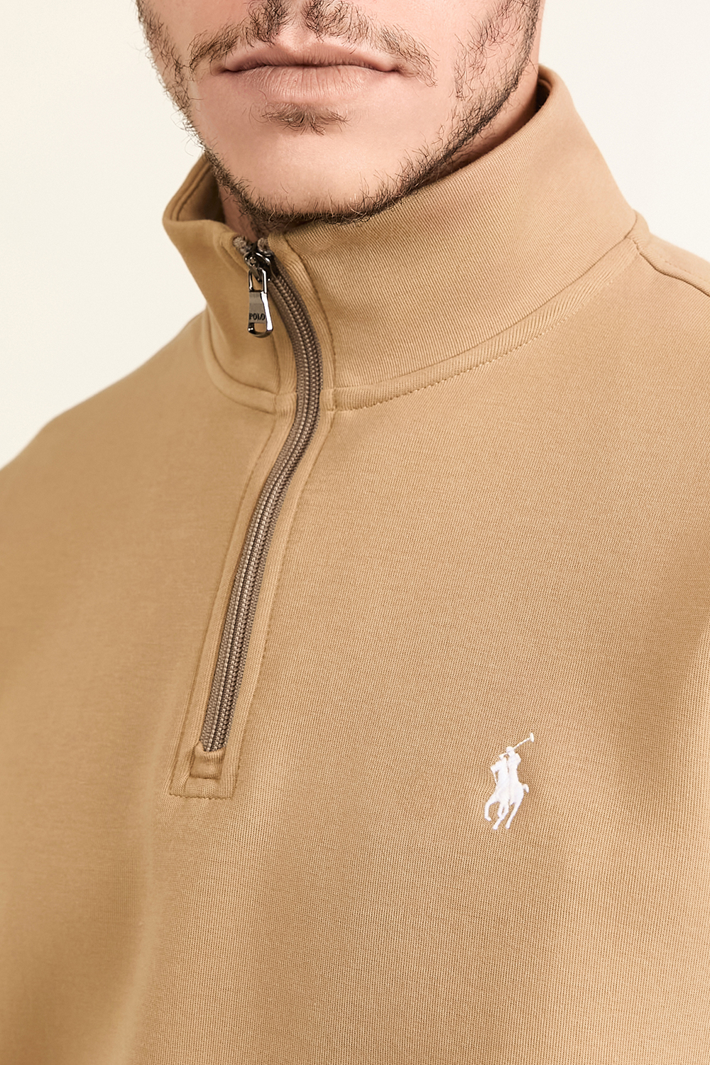 תמונת תקריב דוגמן של סווטשירט פולו