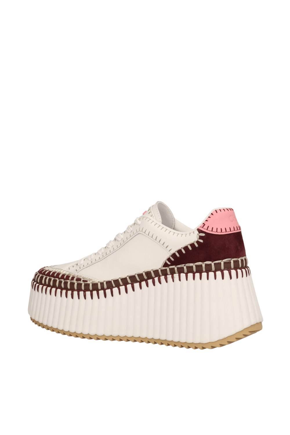 תמונה אחורית של נעלי סניקרס נמה