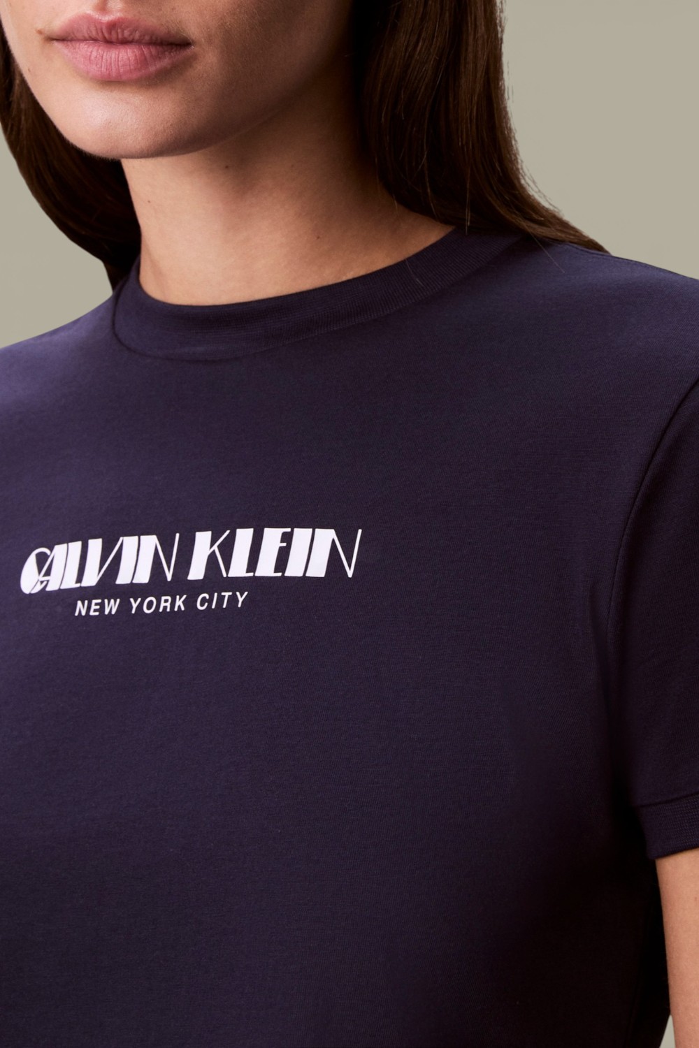 תמונת תקריב דוגמן של חולצת טי קרופ