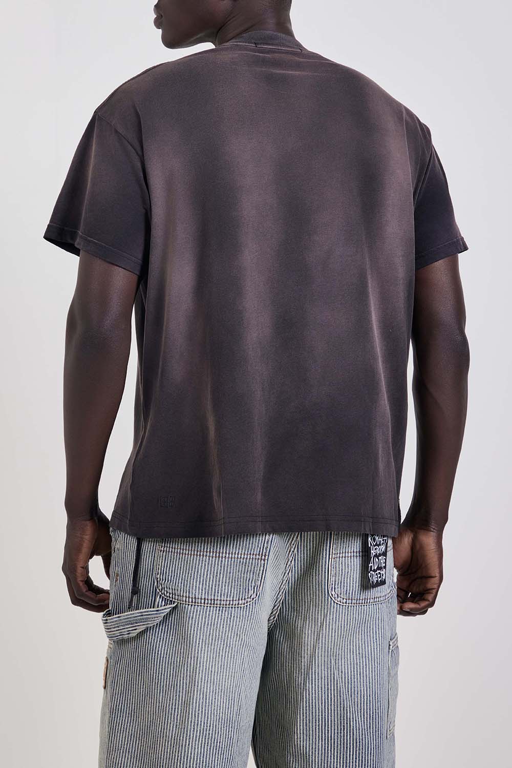 תמונת דוגמן אחורית של חולצת טי