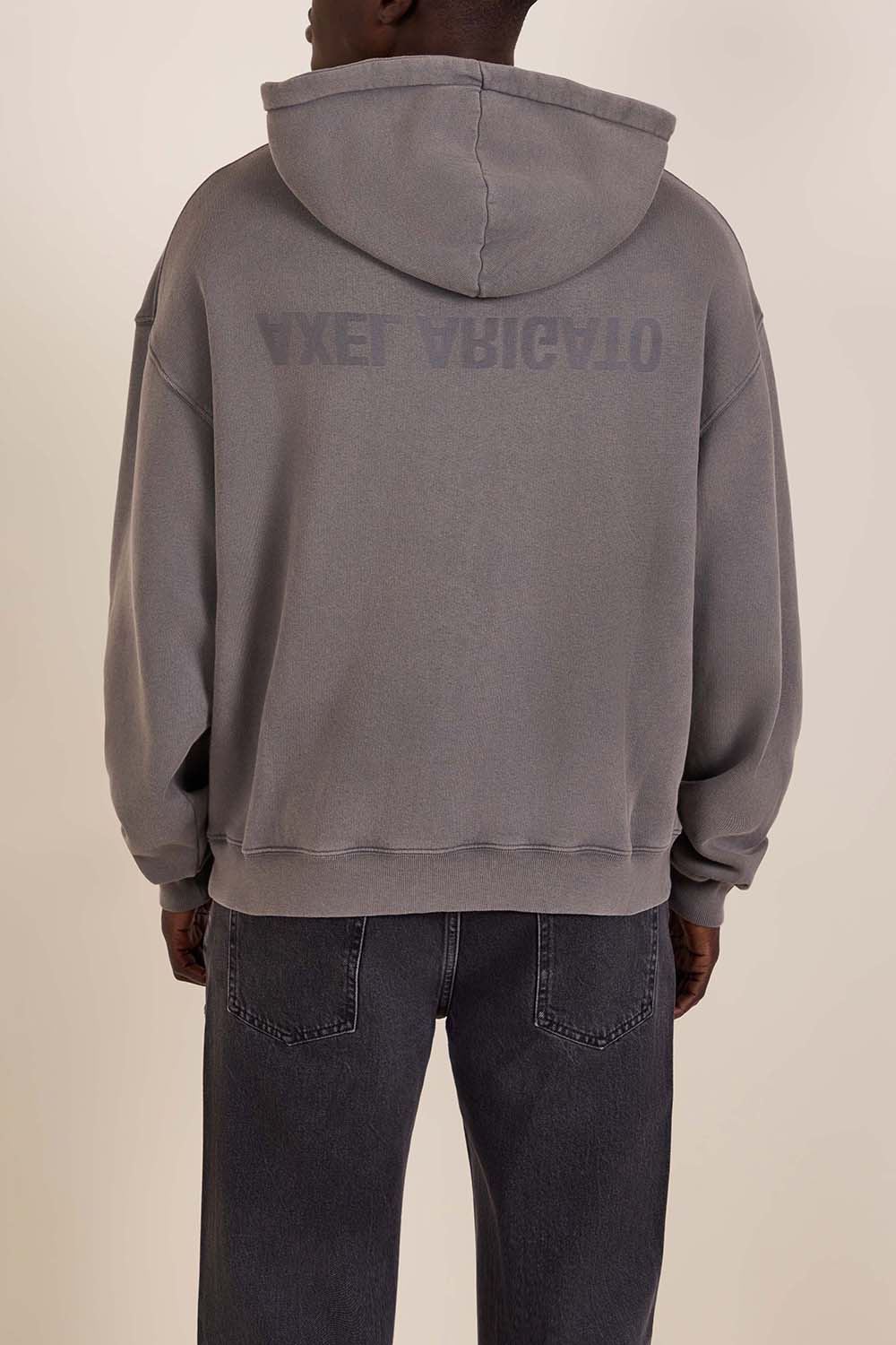 תמונת דוגמן אחורית של סווטשירט קפוצ'ון אוברסייז