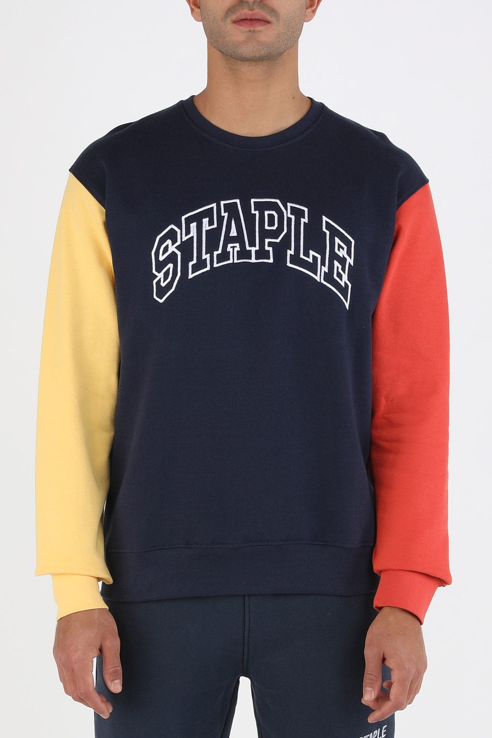תמונת דוגמן קידמית של סווטשירט קולור בלוק בגווני כחול צהוב ואדום
