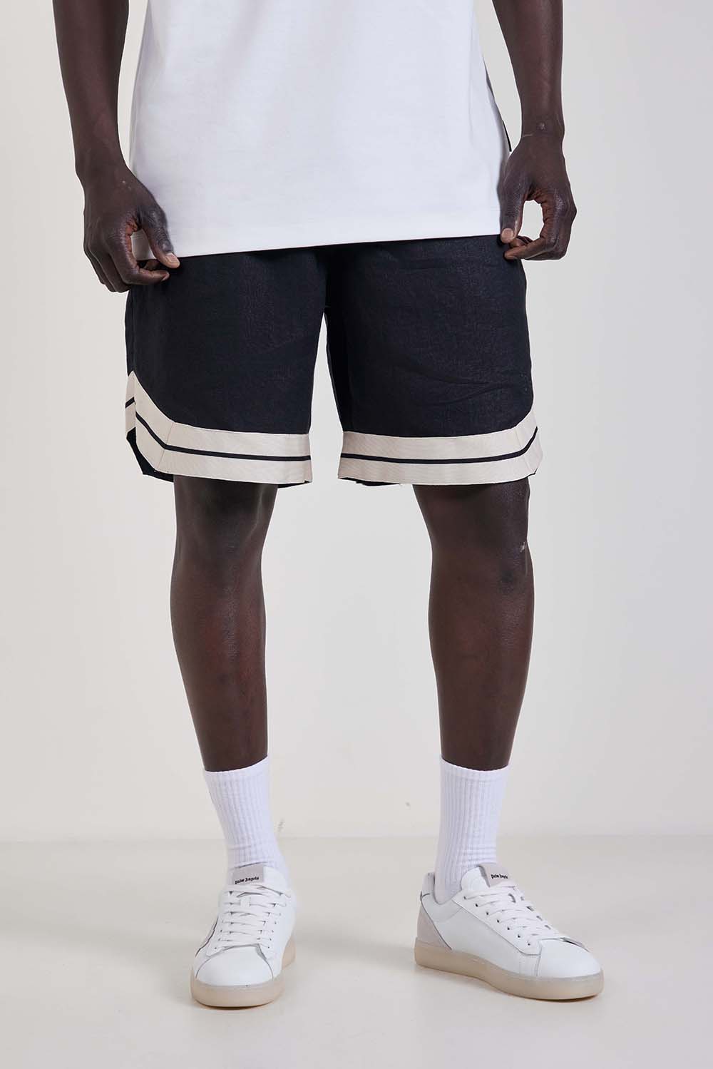 תמונת דוגמן קידמית של מכנסי פשתן קצרים