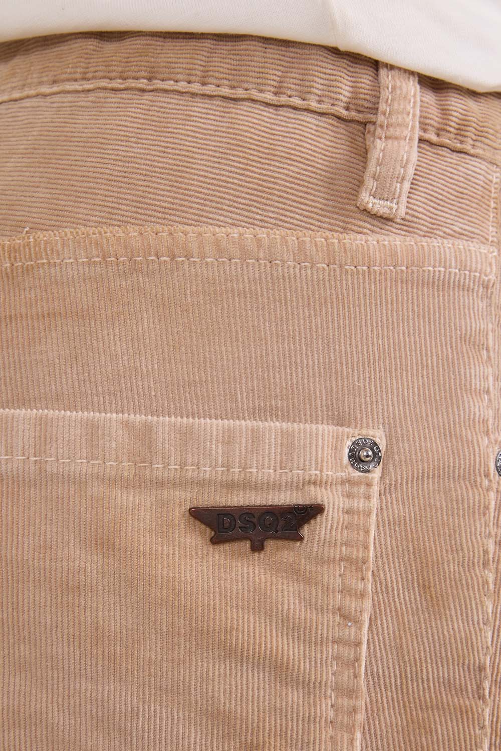 תמונת תקריב דוגמן של מכנסי ג'ינס סלים