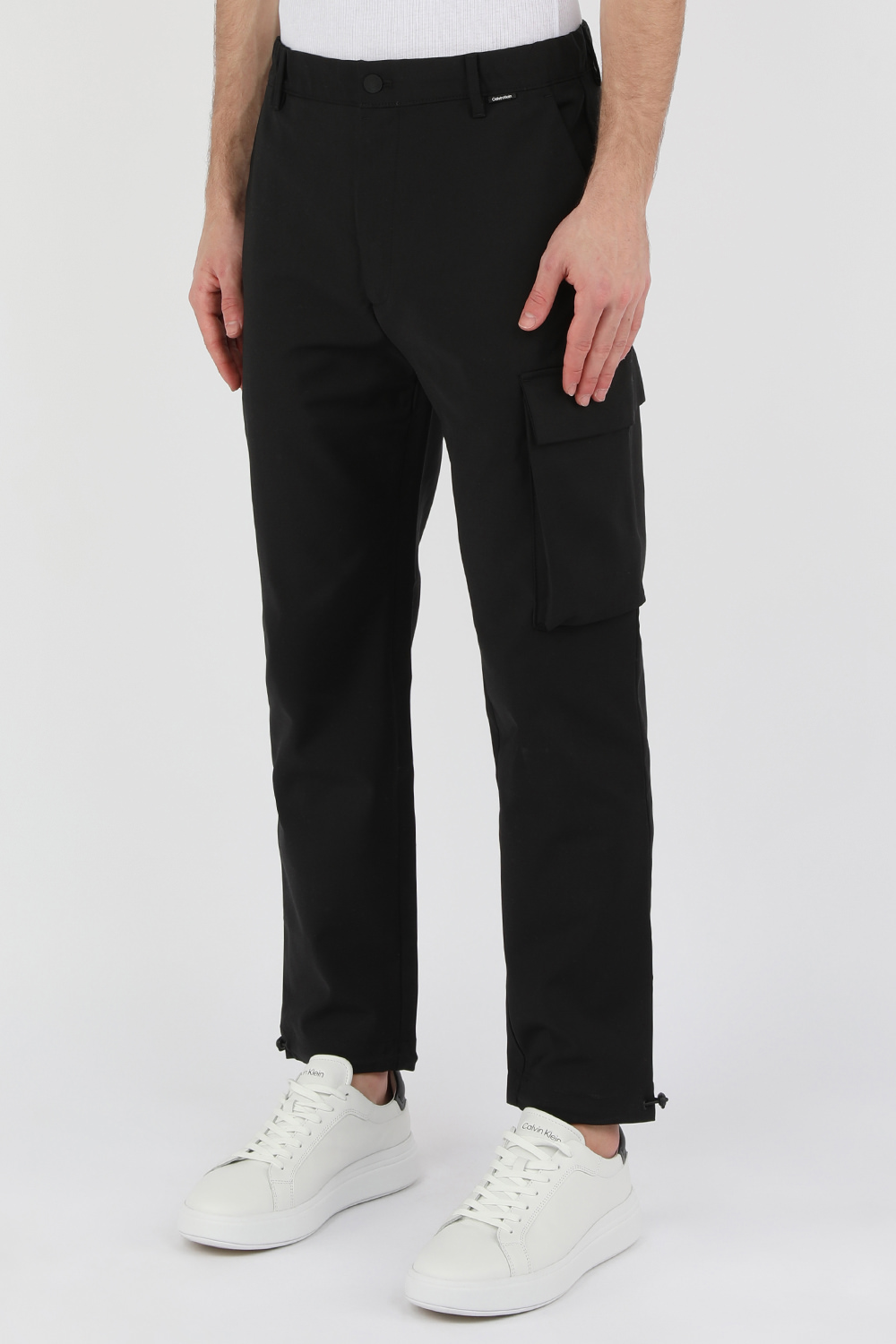 תמונת דוגמן קידמית של מכנסיים מחויטים שחורים