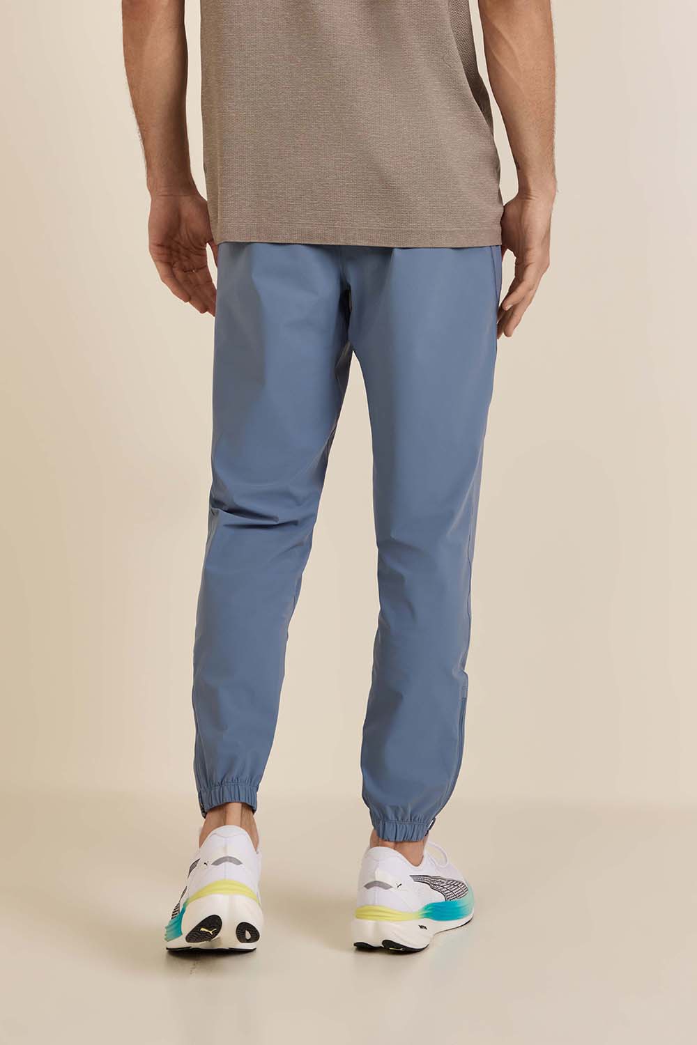 תמונת דוגמן אחורית של Pace Breaker Jogger Regular