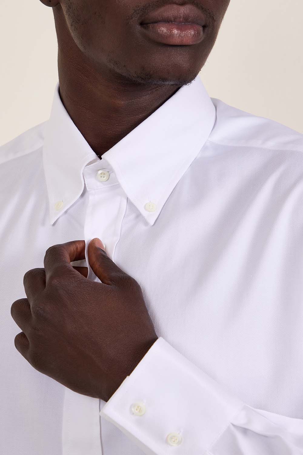 תמונת תקריב דוגמן של חולצת כפתורים