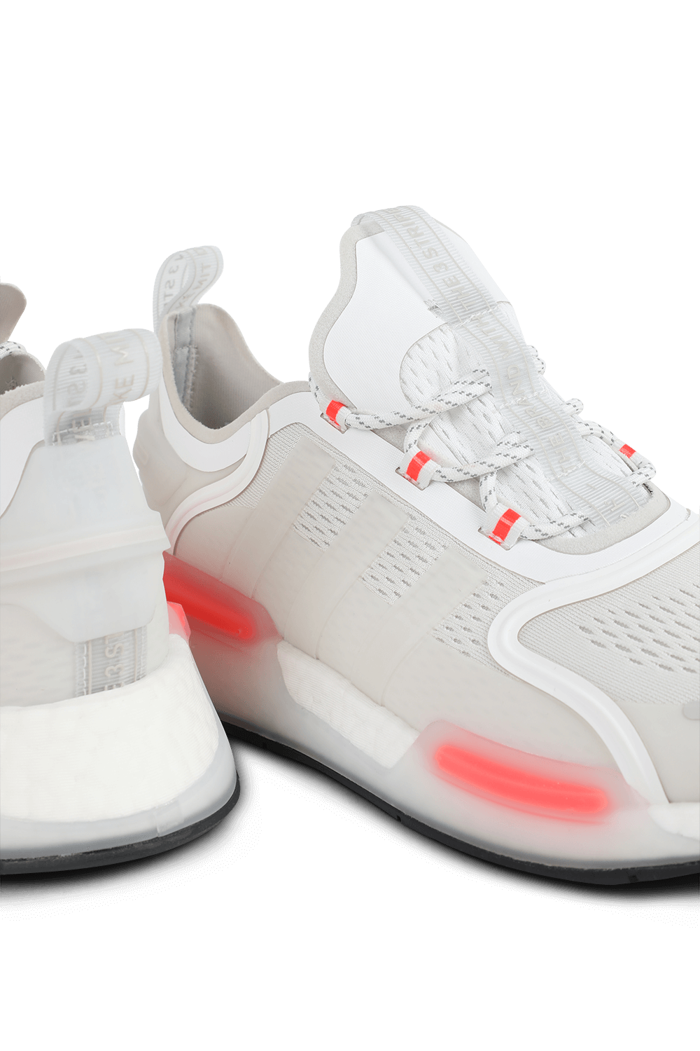 תמונת תקריב של נעלי ספורט אן אם די וי 3