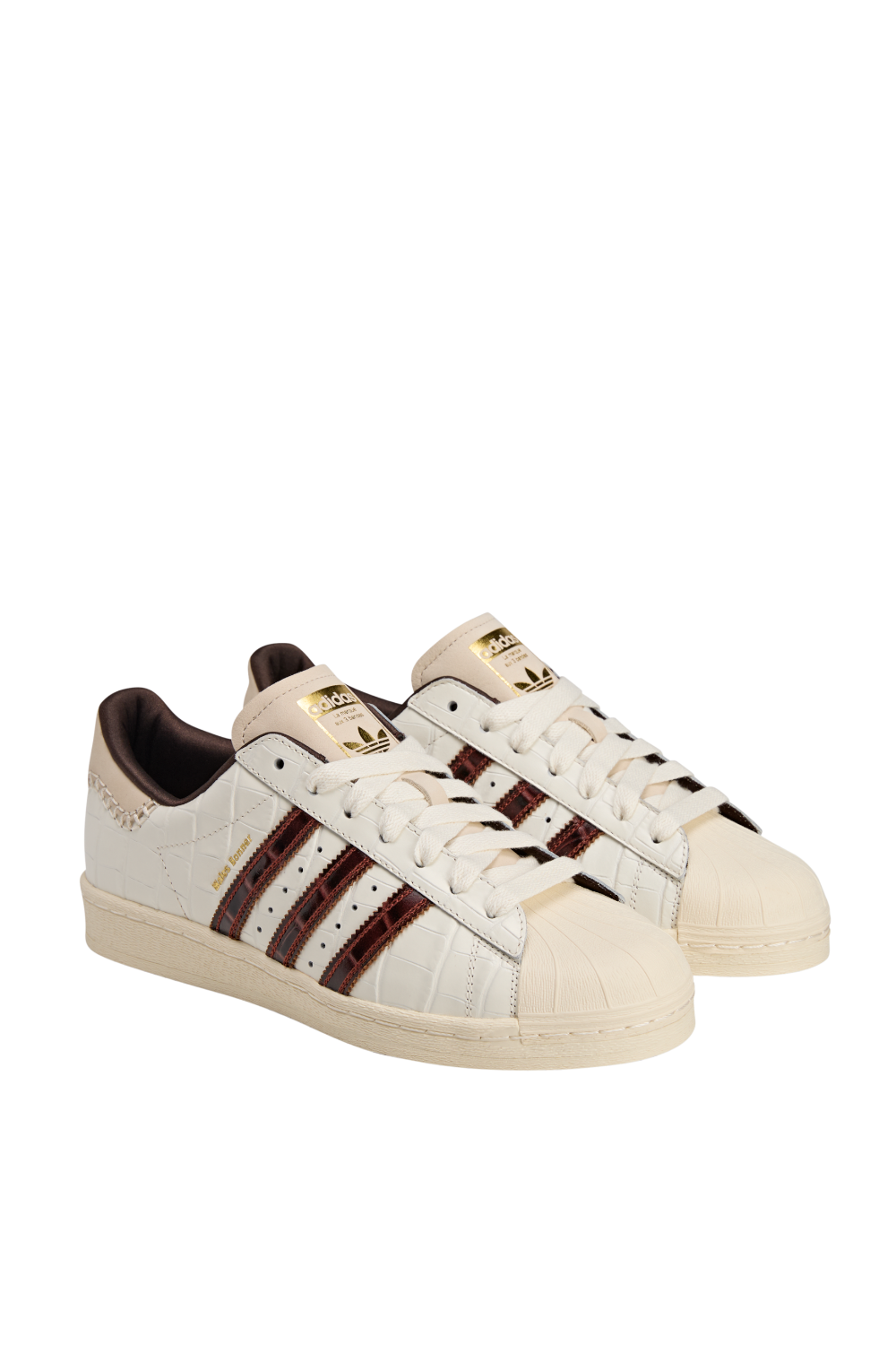 תמונת תקריב של נעלי סניקרס