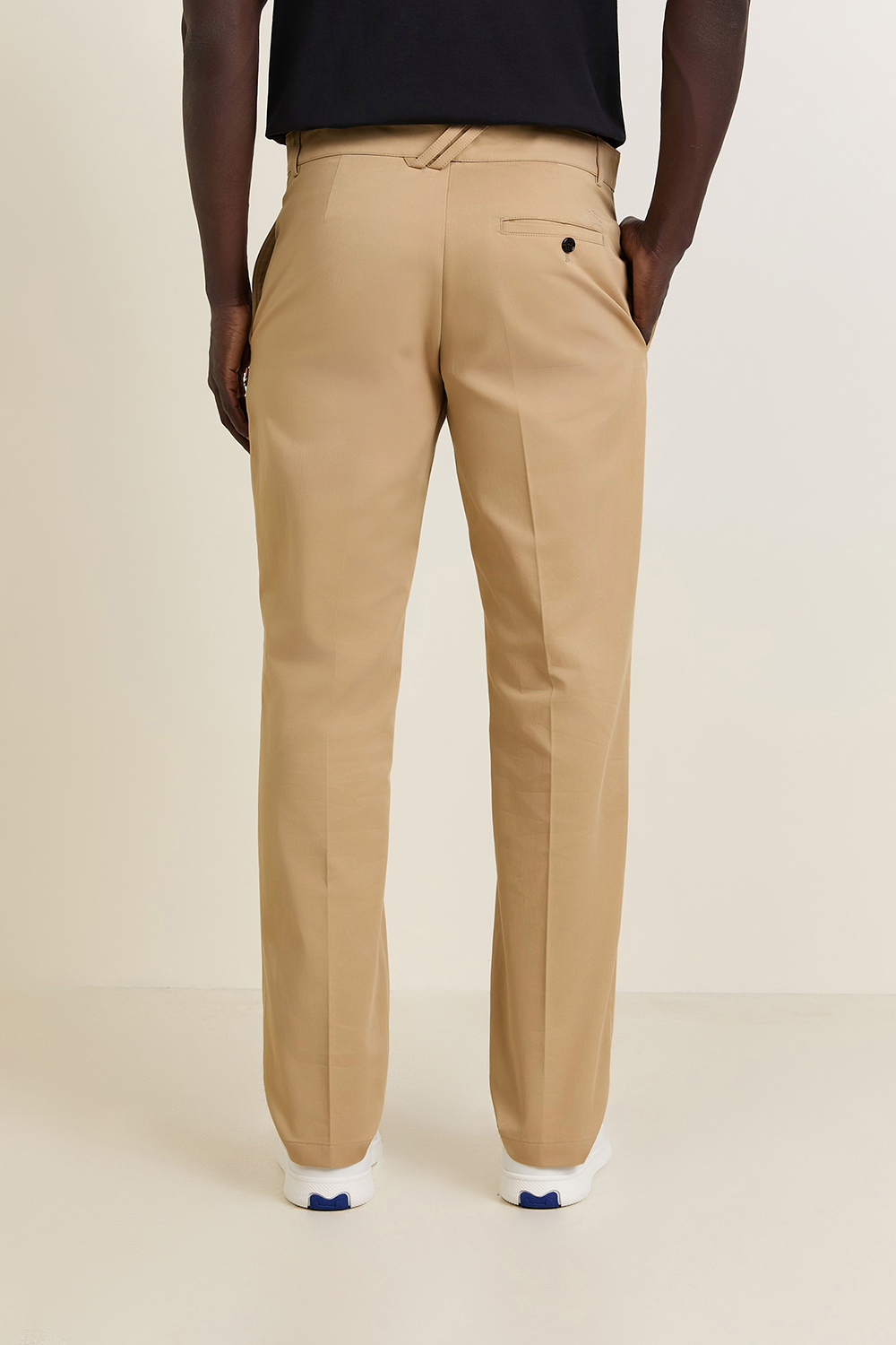 תמונת דוגמן אחורית של מכנסי צ'ינו