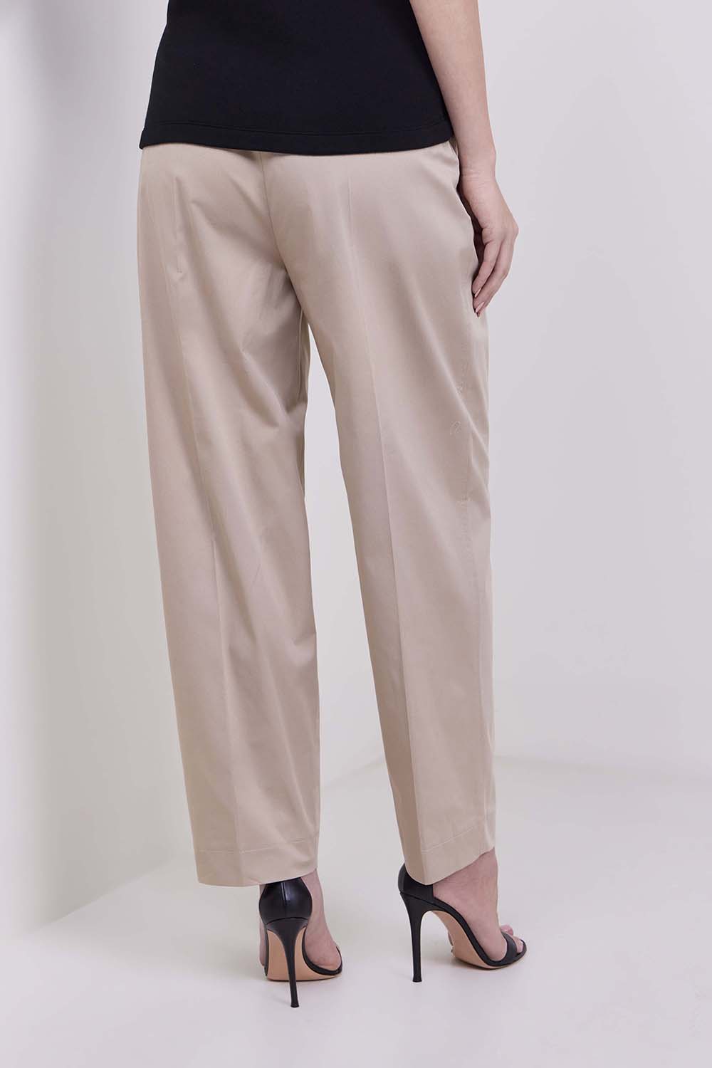 תמונת דוגמן אחורית של מכנסיים מחוייטים בגזרה ישרה