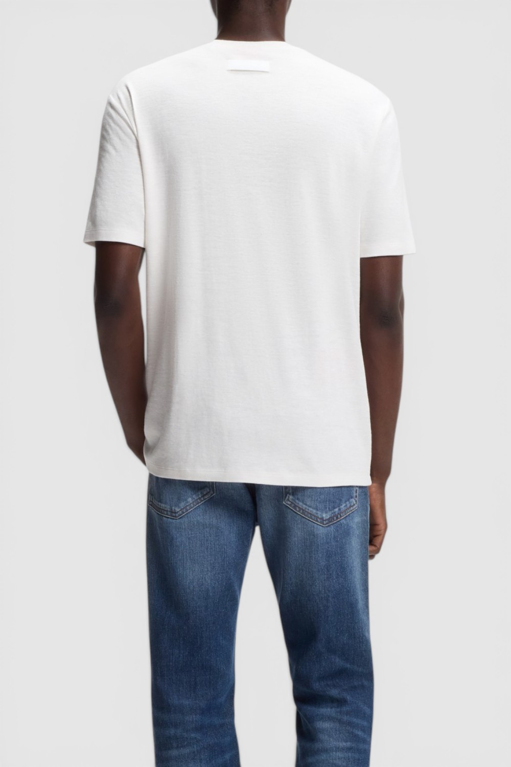 תמונת דוגמן אחורית של חולצת טי