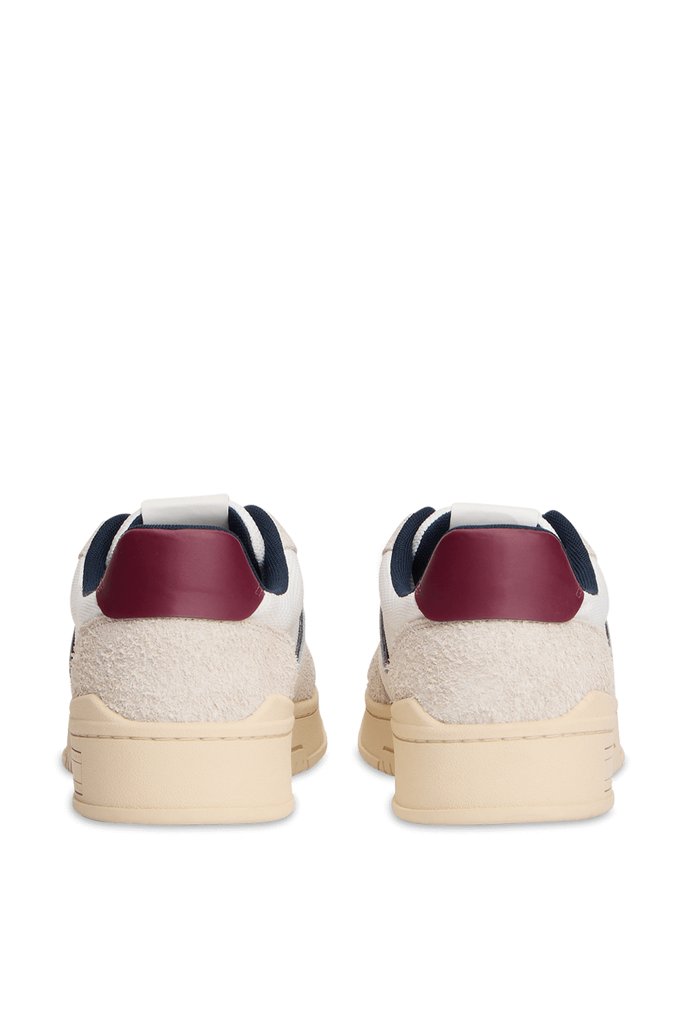 תמונת תקריב של נעלי סניקרס