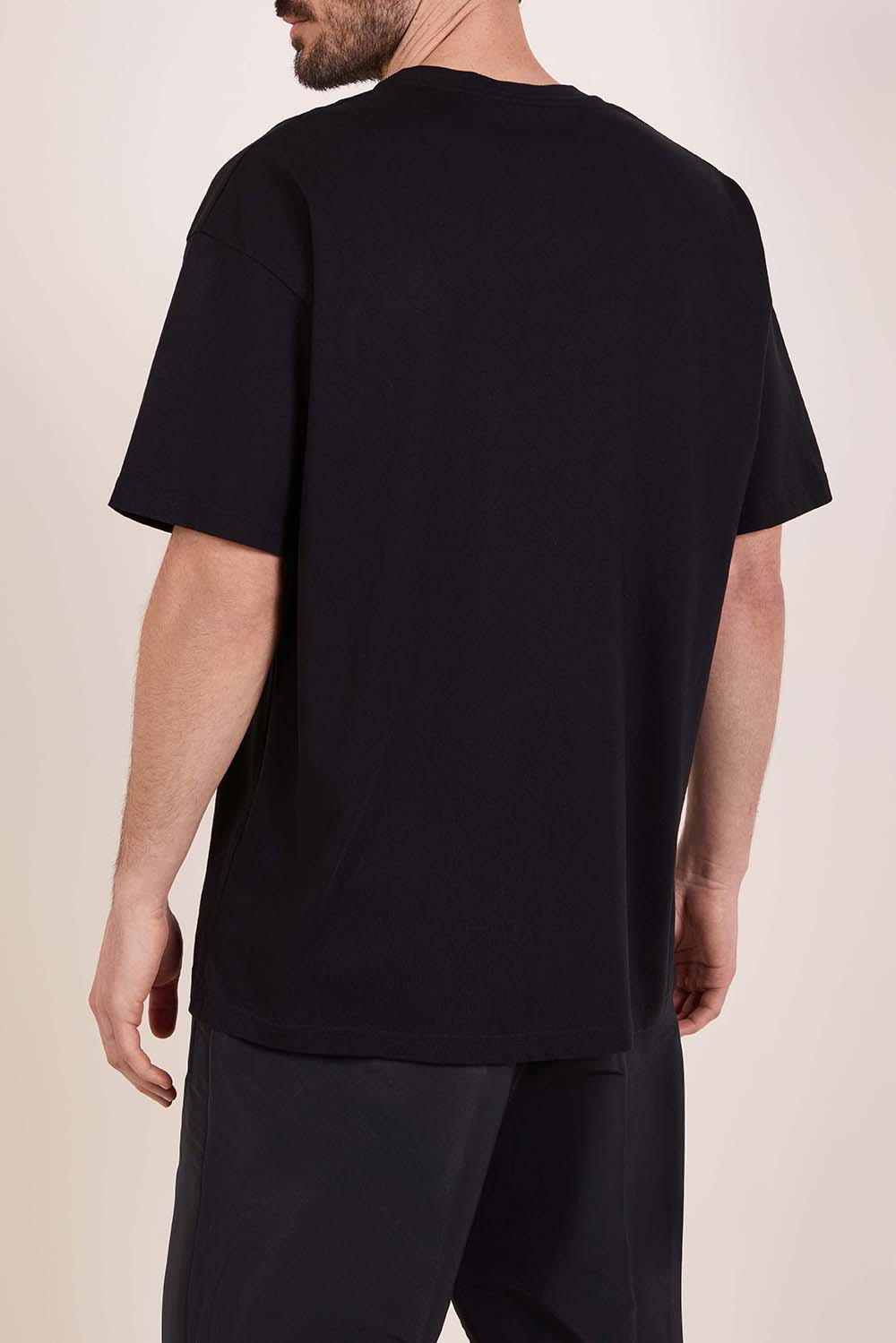 תמונת דוגמן אחורית של חולצת טי