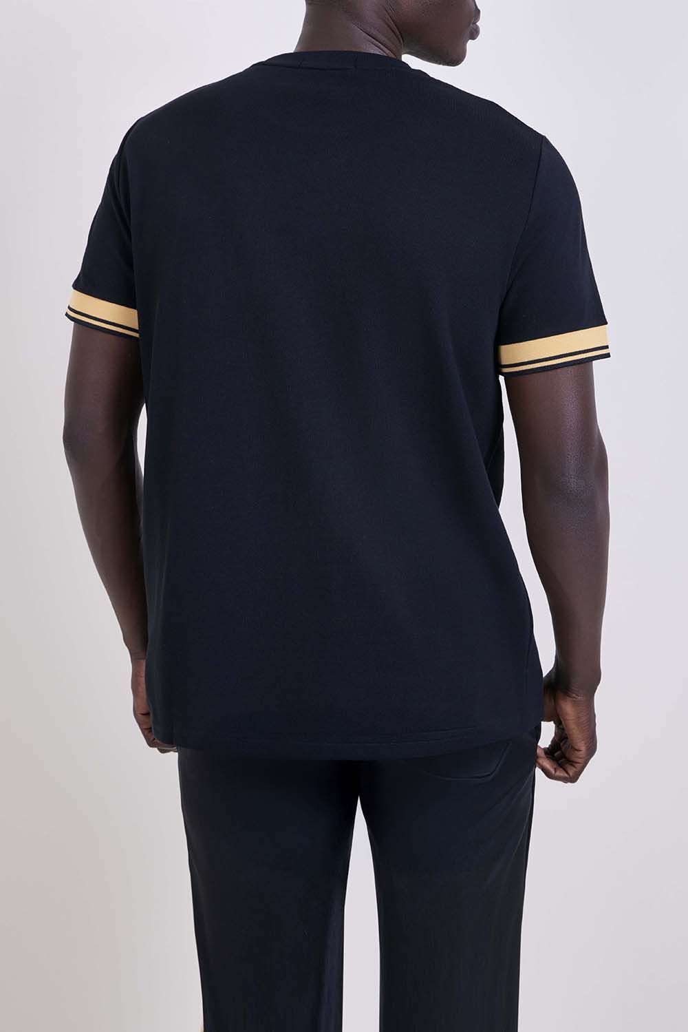 תמונת דוגמן אחורית של חולצת טי בגזרה ישרה