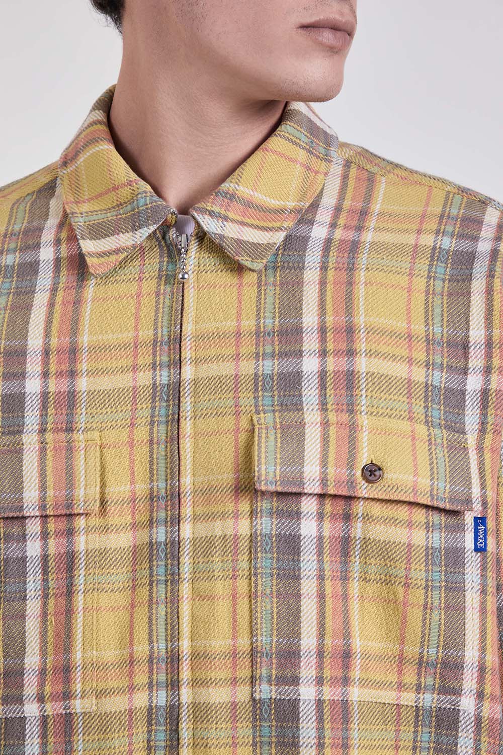 תמונת תקריב דוגמן של ז'קט קל משבצות