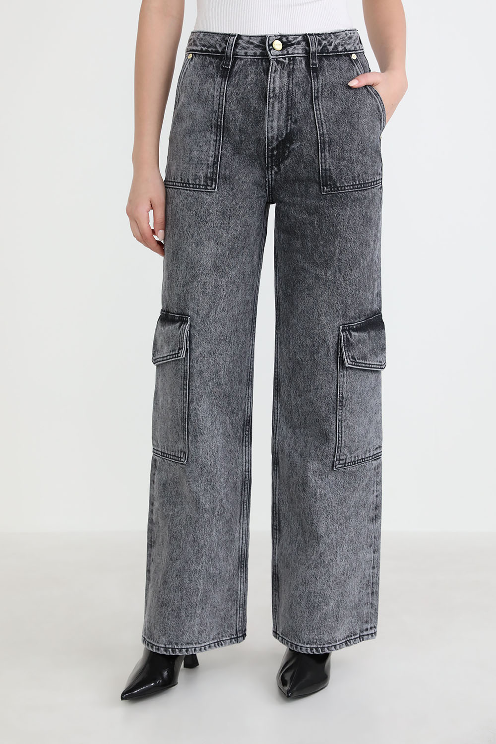 תמונת דוגמן קידמית של מכנסי ג`ינס אנג`י