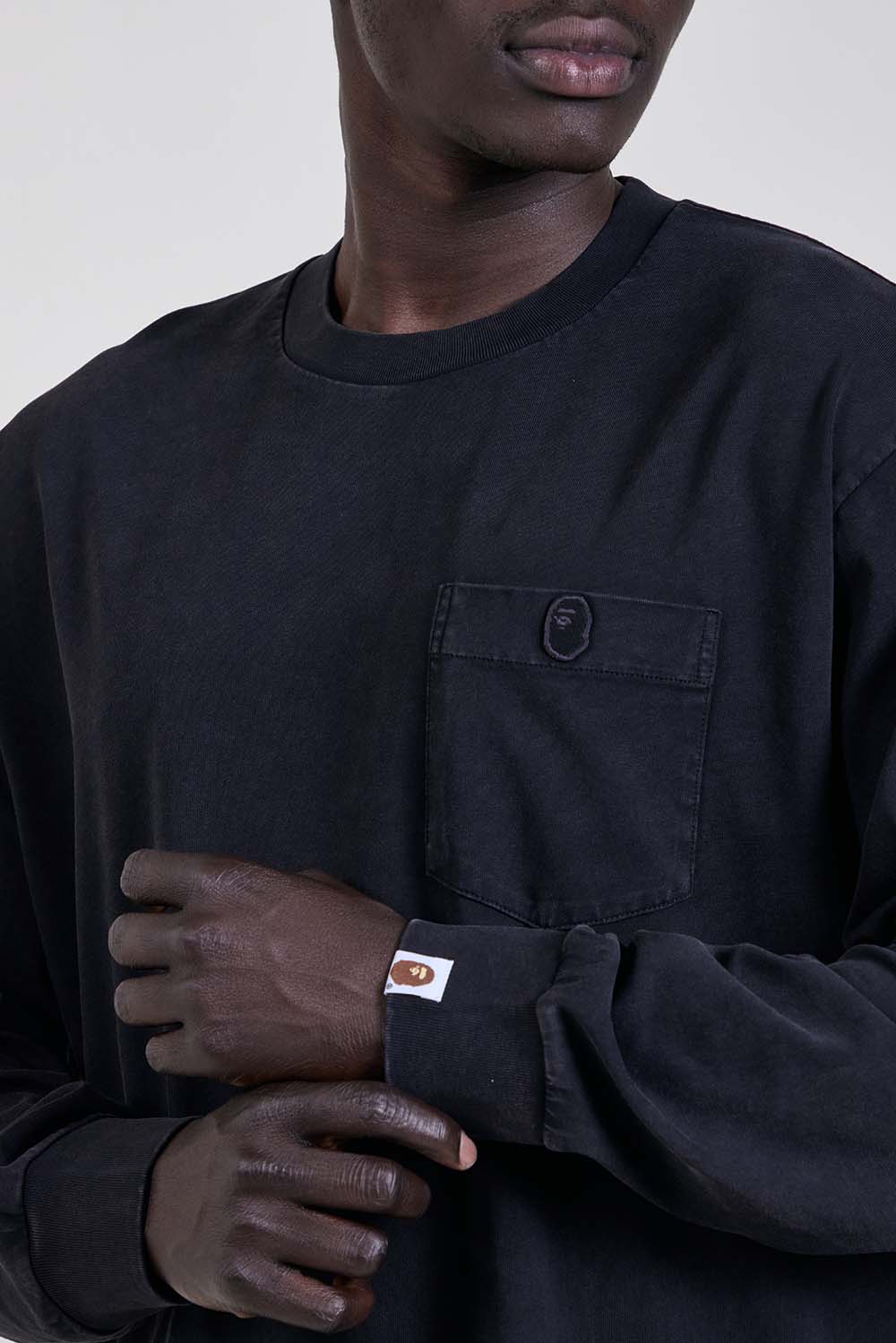 תמונת תקריב דוגמן של חולצת טי ארוכה