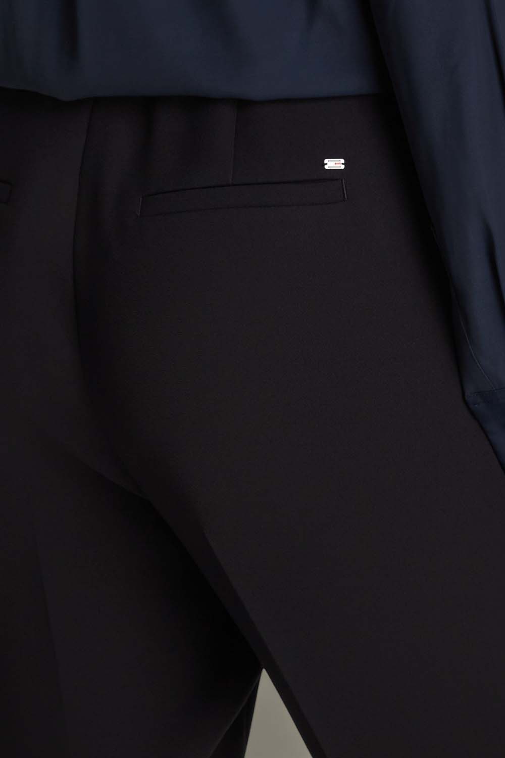 תמונת תקריב דוגמן של מכנסיים מחויטים סלים קרופ