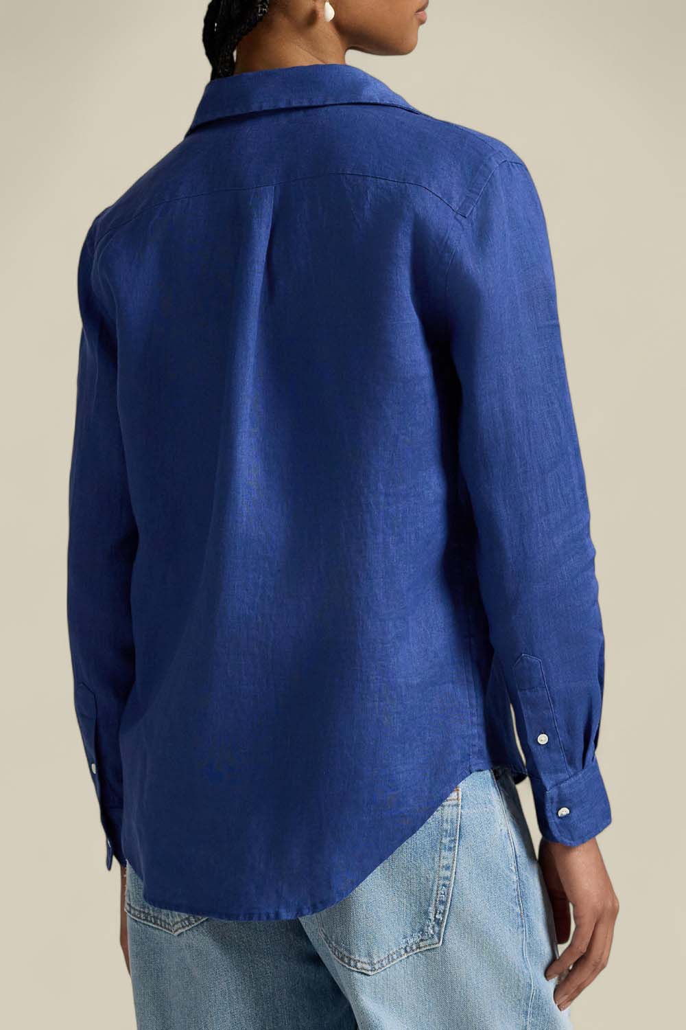 תמונת דוגמן אחורית של חולצת כפתורים מפשתן