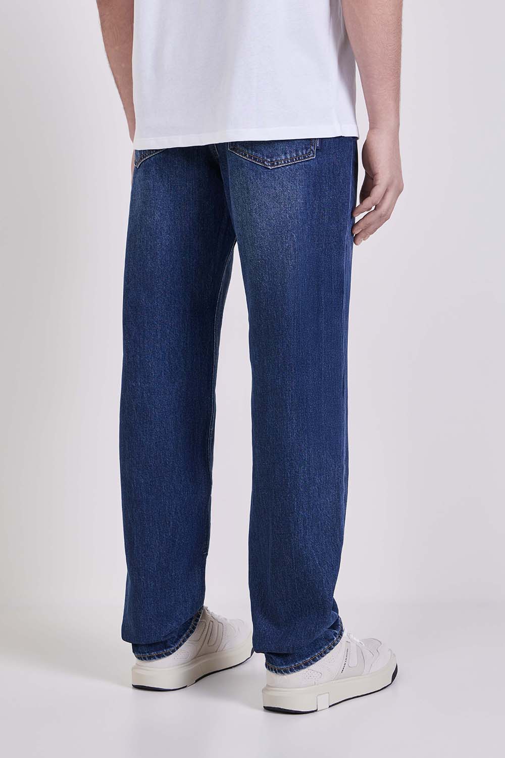 תמונת דוגמן אחורית של מכנסי ג'ינס בגזרת סלים