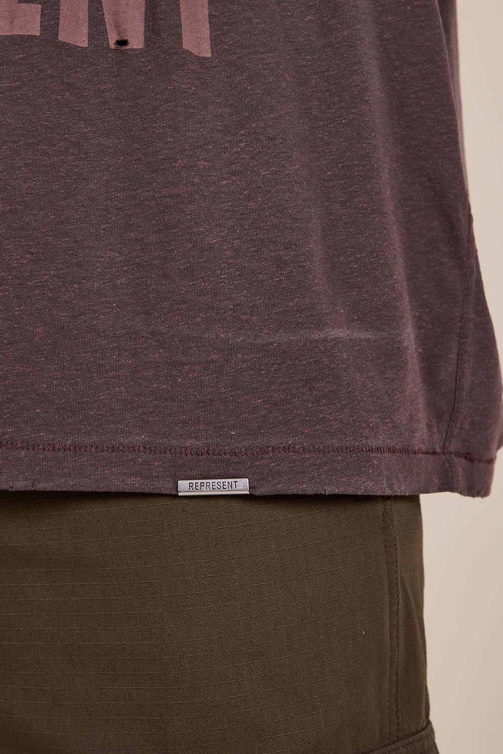 תמונת תקריב דוגמן של חולצת טי דו-צדדית