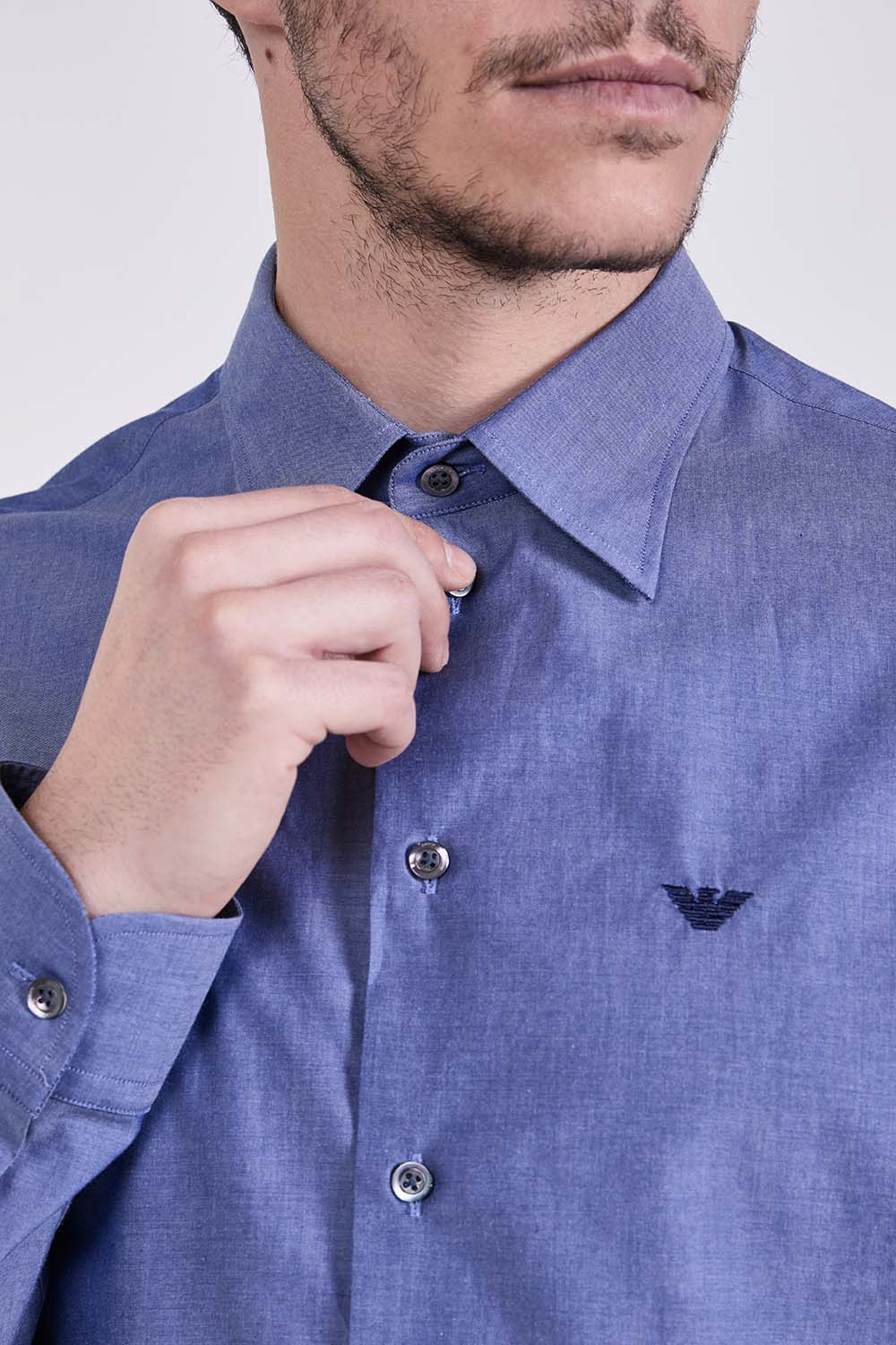 תמונת תקריב דוגמן של חולצת כפתורים ארוכה