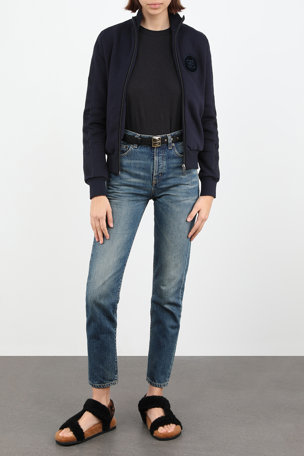 תמונת דוגמן קידמית של חגורה מונוגרמית שחורה עם אבזם זהוב ממותג