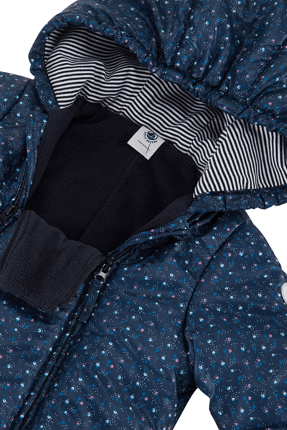 תמונת תקריב של גילאי 18 חודישם מעיל אוברול בצבע כחול