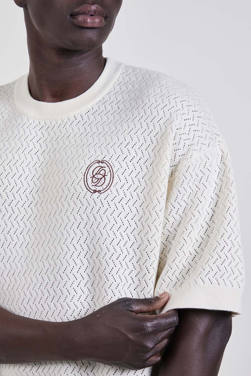 תמונת תקריב דוגמן של חולצת טי בגזרה משוחררת