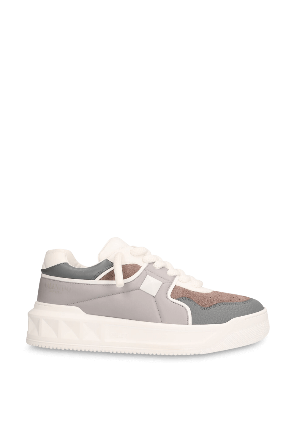 תמונה קידמית של נעלי סניקרס