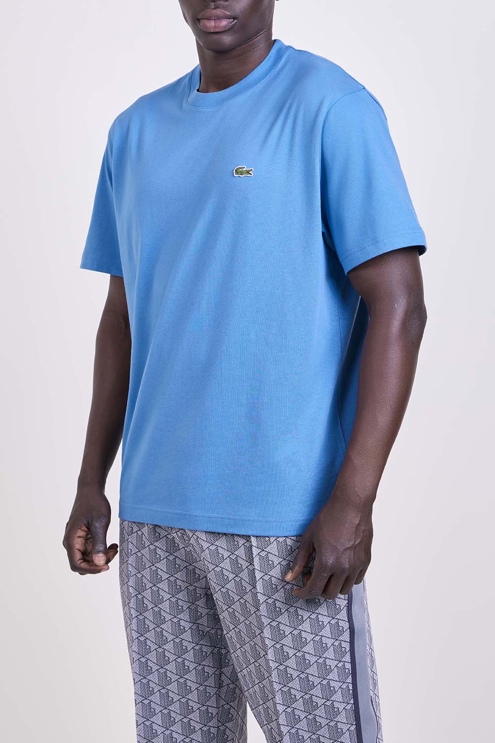 תמונת דוגמן קידמית של חולצת טי בגזרה ישרה