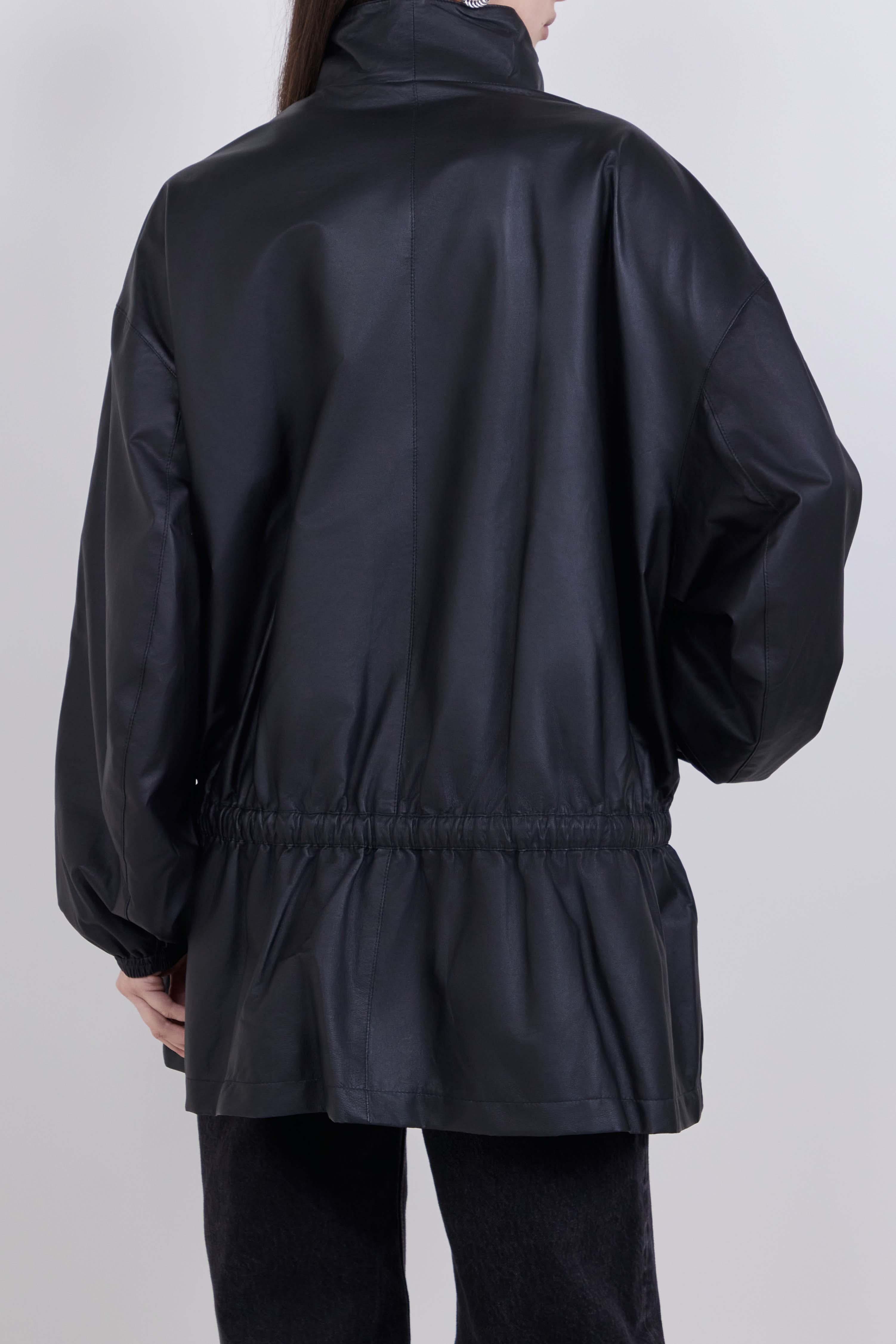 תמונת דוגמן אחורית של ז'קט עור אוברסייז