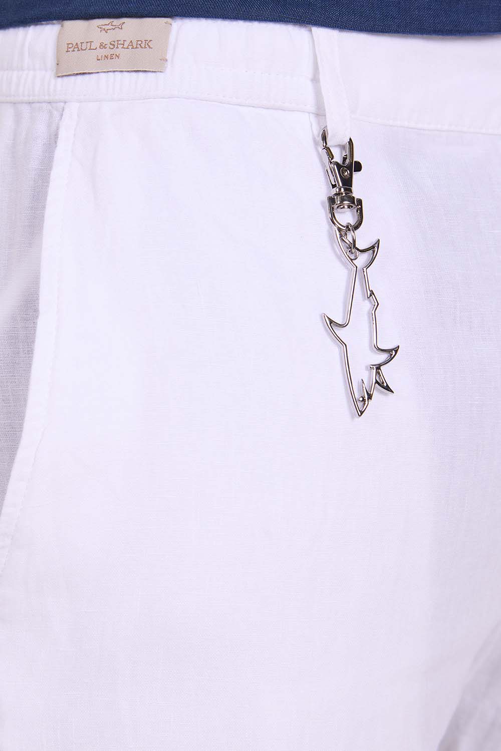 תמונת תקריב דוגמן של מכנסי צ'ינו פשתן