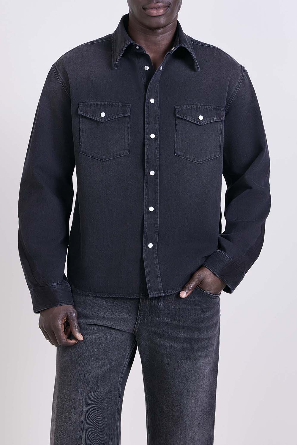 תמונת דוגמן קידמית של חולצה מכופתרת ג'ינס