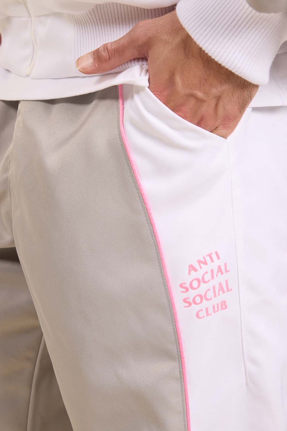 תמונת תקריב דוגמן של מכנסי ג'וגר