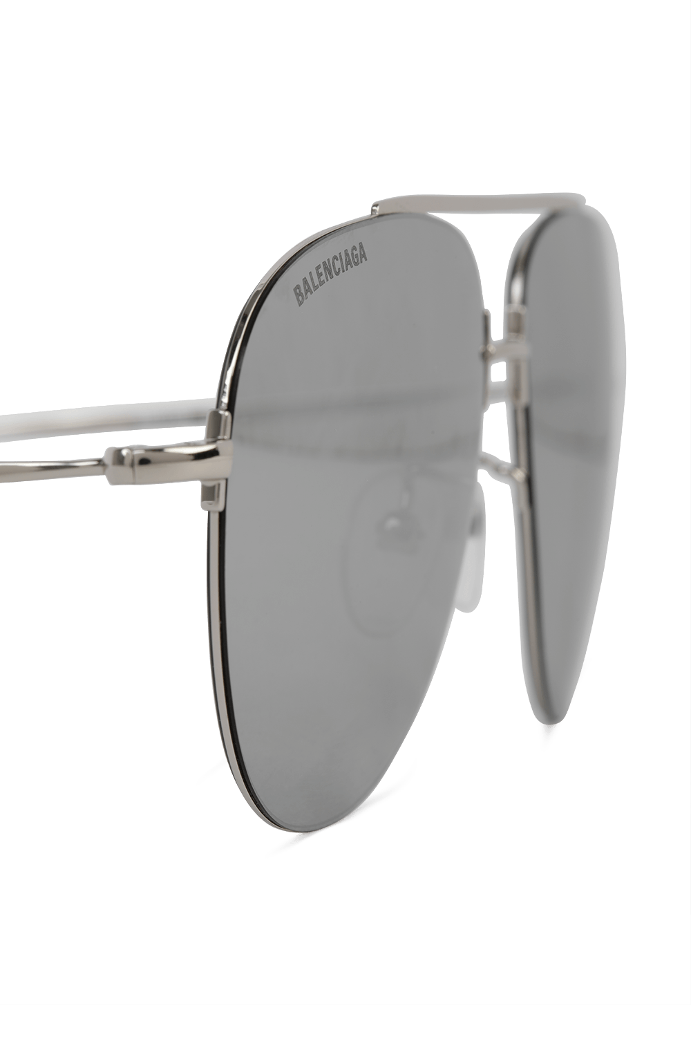 תמונת תקריב של משקפי שמש עם מסגרת מטאלית