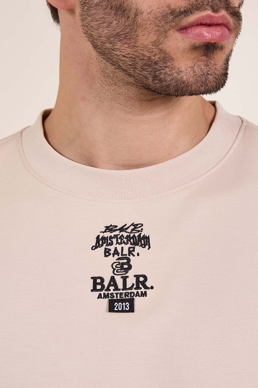 תמונת תקריב דוגמן של חולצת טי ארוכה משוחררת