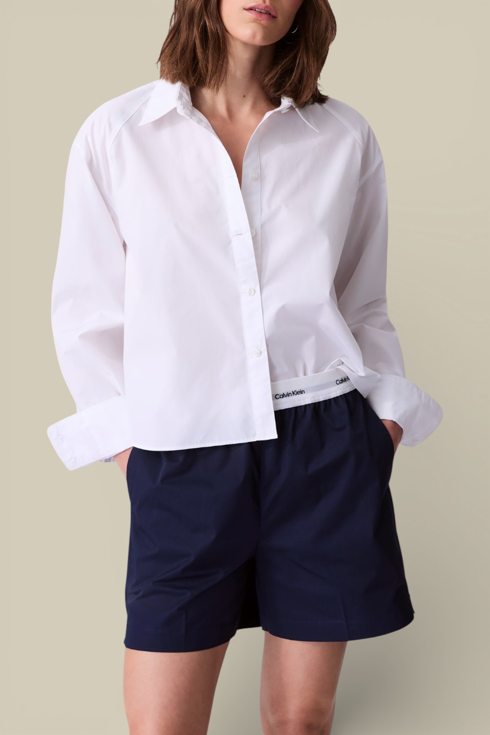 תמונת דוגמן קידמית של חולצת כפתורים קרופ