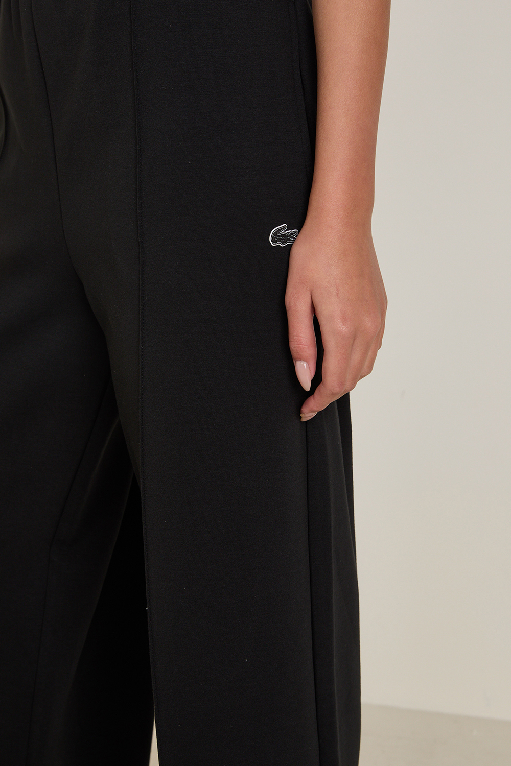 תמונת תקריב דוגמן של מכנסי ג'וג מתרחבים