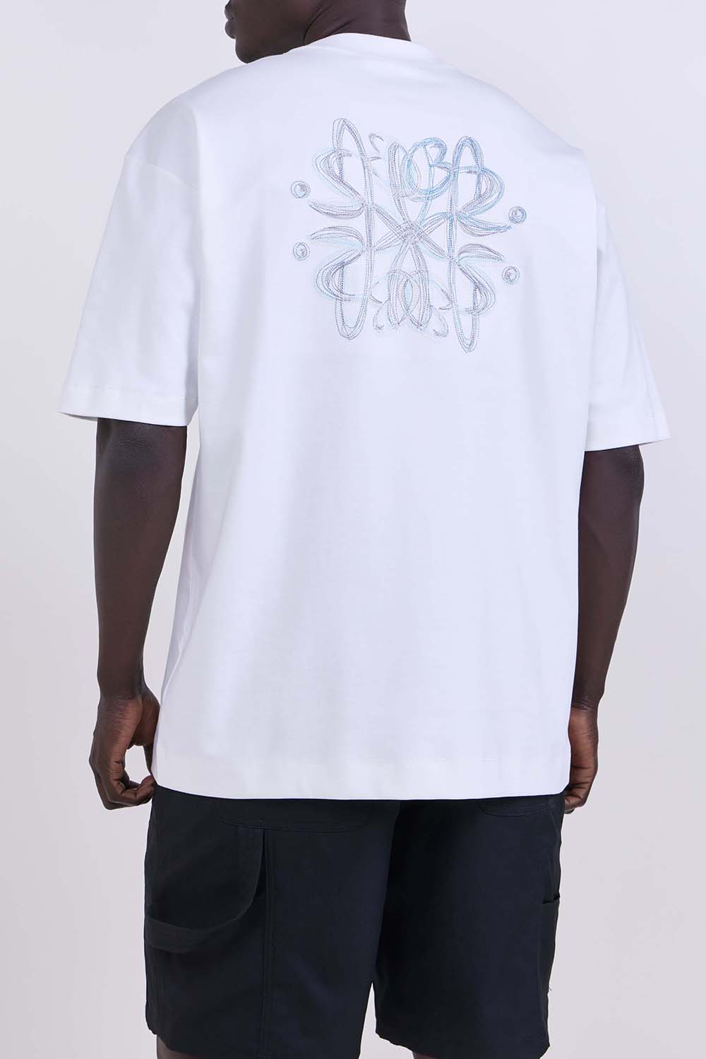 תמונת דוגמן אחורית של חולצת טי אוברסייז