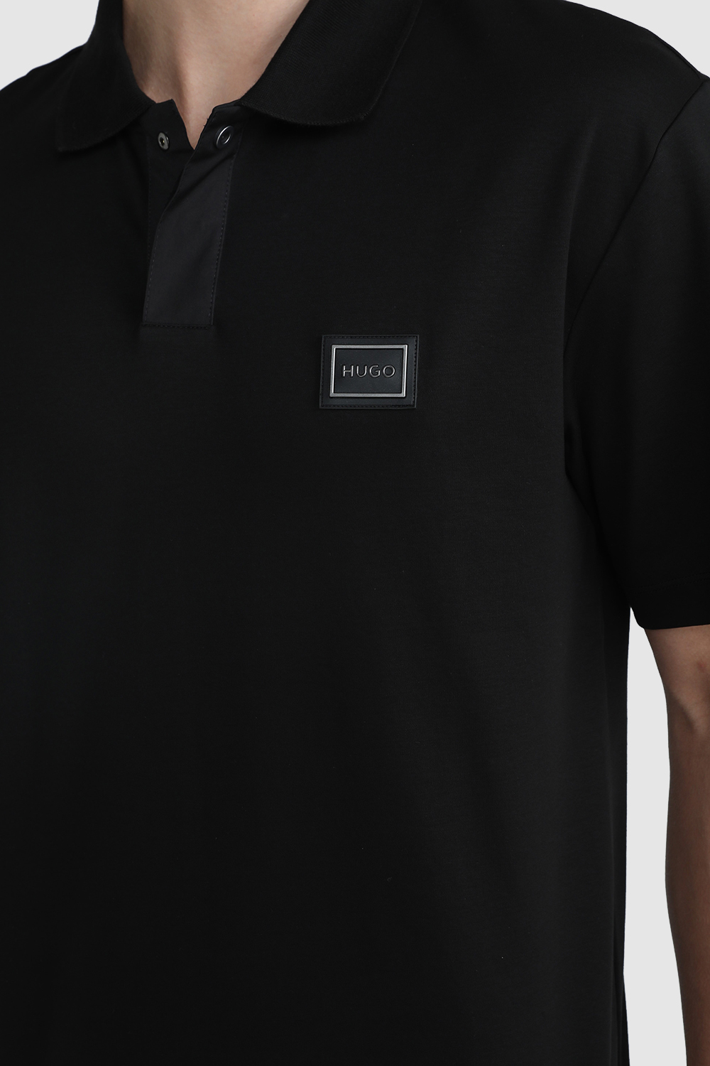 תמונת תקריב דוגמן של חולצת פולו עם פץ`