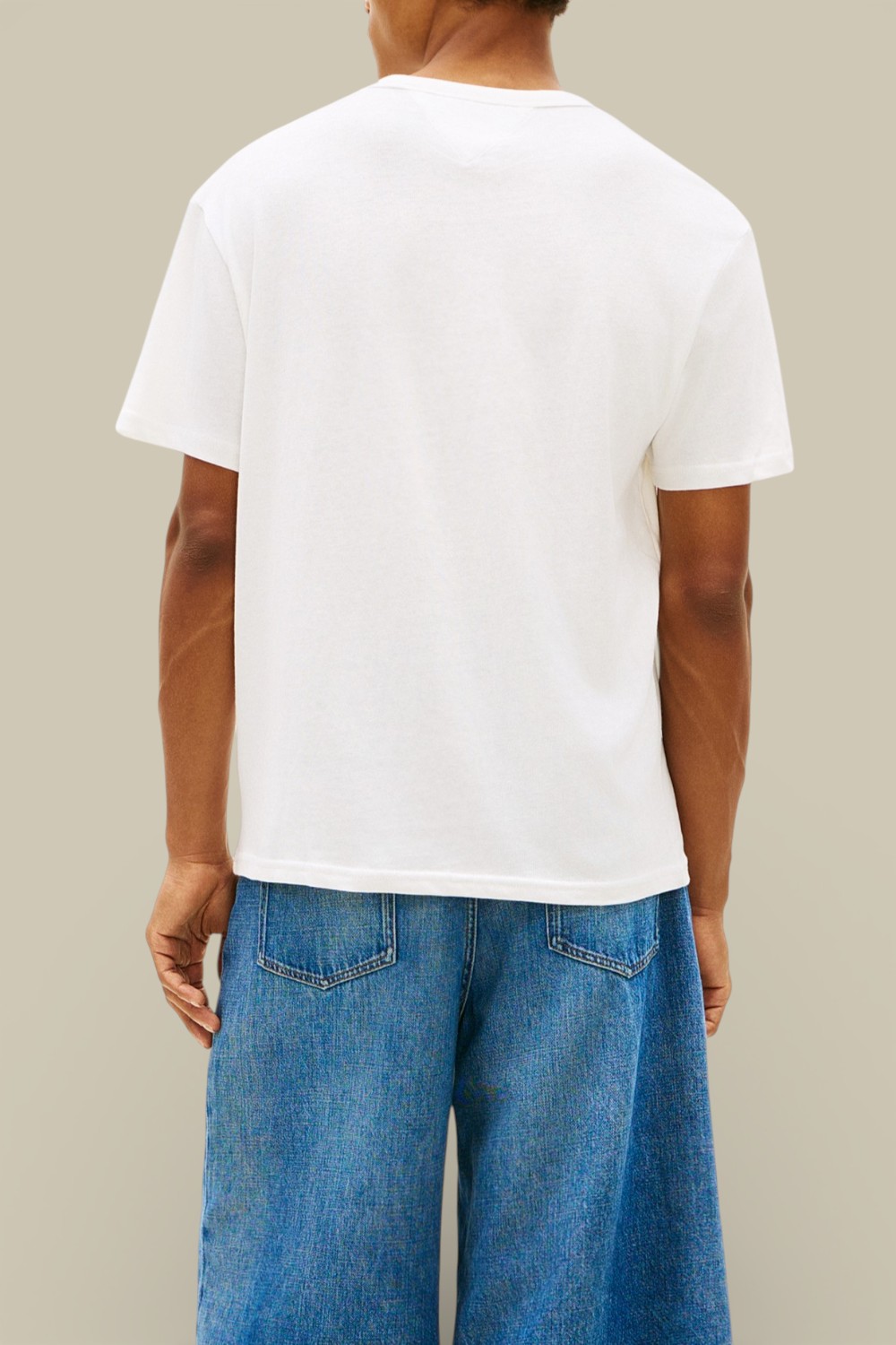 תמונת דוגמן אחורית של חולצת טי