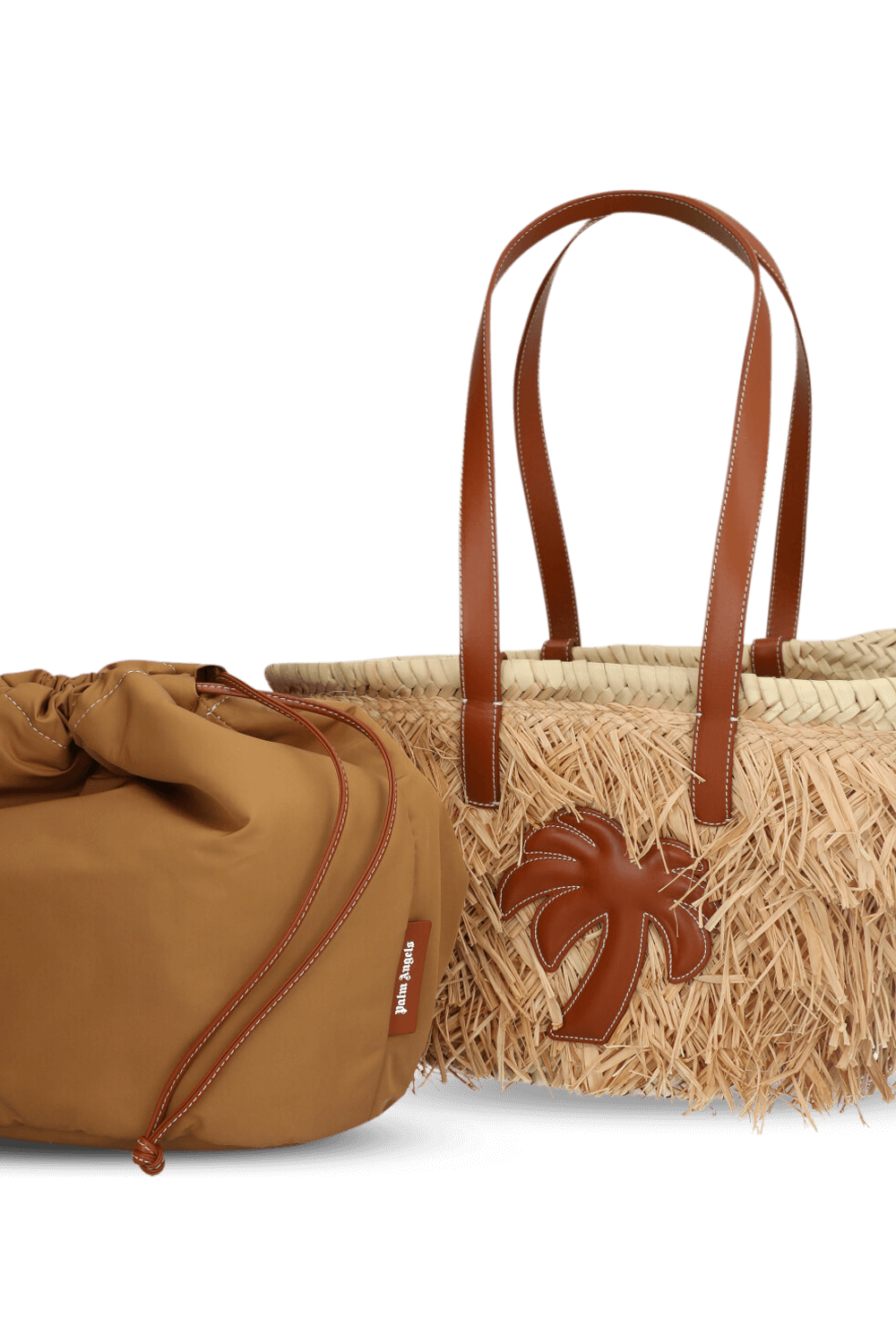 תמונת תקריב של תיק קש עם לוגו