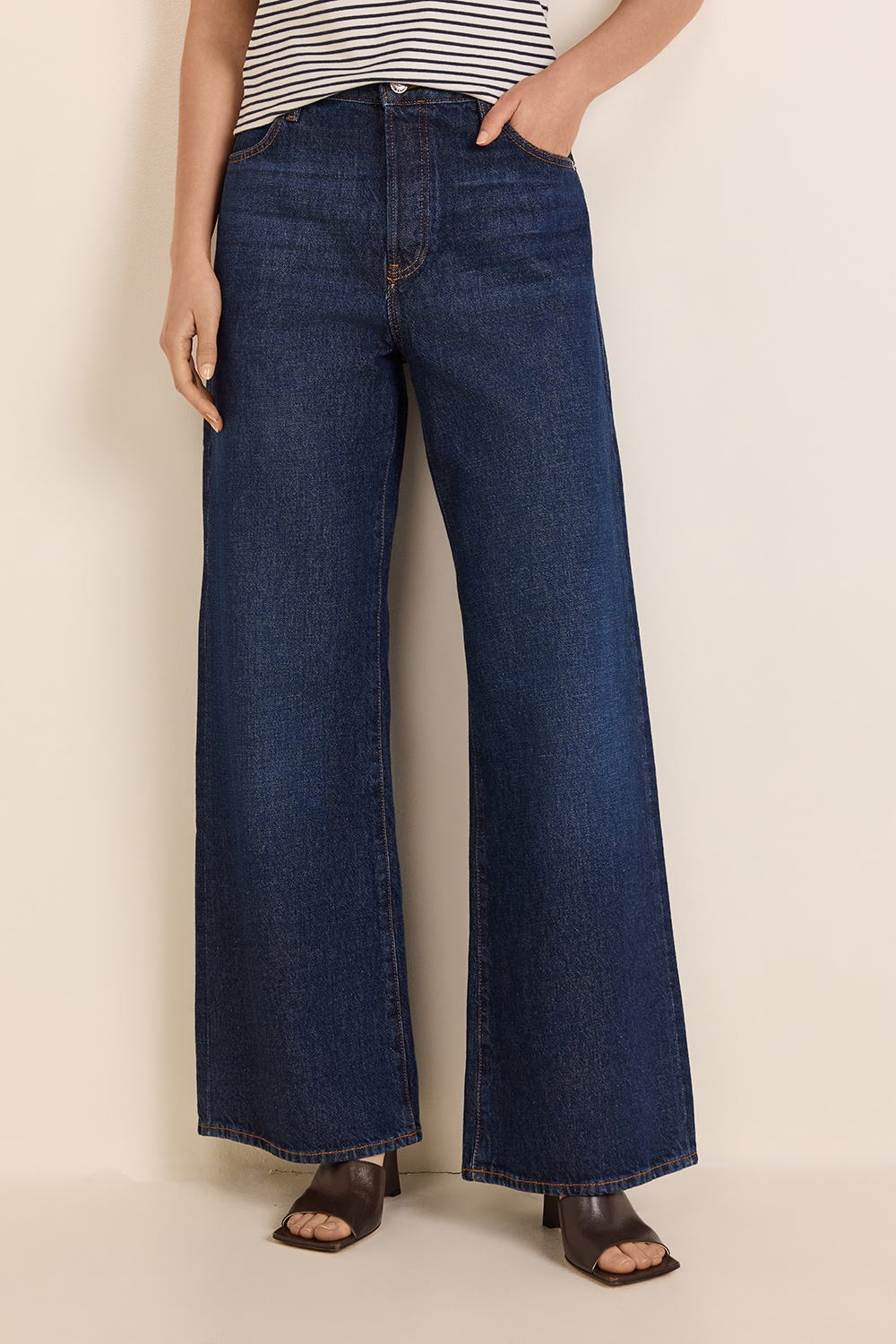 תמונת דוגמן קידמית של מכנסי ג'ינס